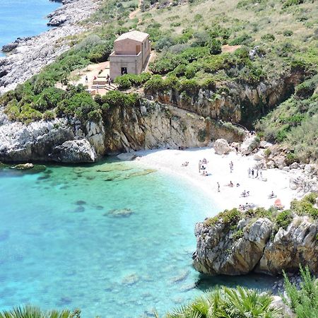 L'Isola Del Sole Bed & Breakfast Castelluzzo Bagian luar foto