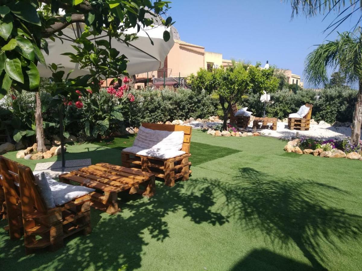 L'Isola Del Sole Bed & Breakfast Castelluzzo Bagian luar foto